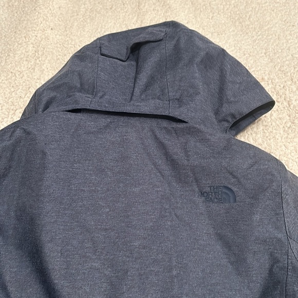 Women’s North Face Ski/Snowboard coat - Picture 13 of 15